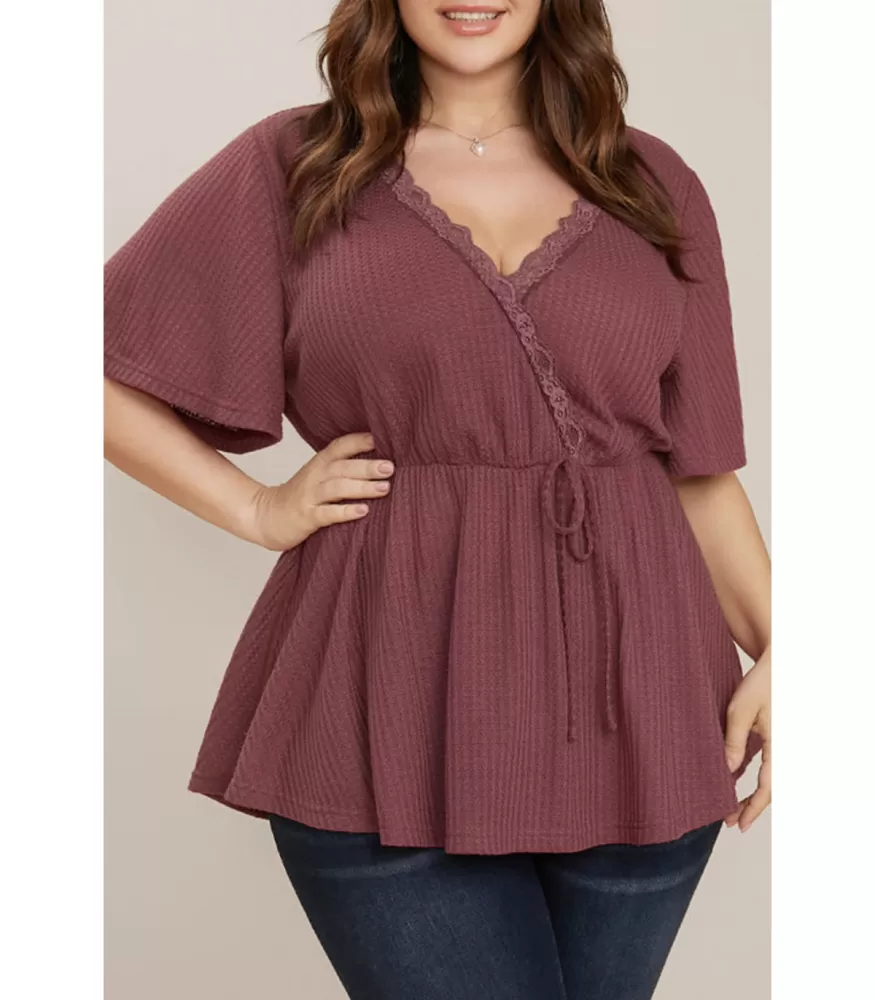 Brown-red short-sleeved v-waffle shirt with lace (plus size)